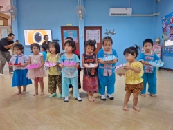 216740.jpg - โครงการเรียนรู้สู่โลกกว้าง อนุบาลวัยใส  ( กิจกรรมสืบสานประเพณีลอยกระทง) | https://www.sanpatong.go.th