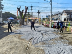 10.jpg - ปรับปรุงสถานที่เพื่อจัดงานโครงการสืบสานประเพณียี่เป็ง วันลอยกระทง ประจำปี 2568 | https://www.sanpatong.go.th