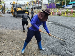 13.jpg - ปรับปรุงสถานที่เพื่อจัดงานโครงการสืบสานประเพณียี่เป็ง วันลอยกระทง ประจำปี 2568 | https://www.sanpatong.go.th