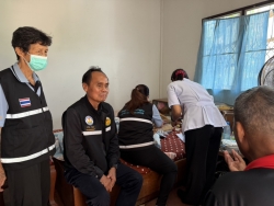 S__18358337.jpg - กองสาธารณสุขและสิ่งแวดล้อม เทศบาลตำบลสันป่าตอง นำโดยท่านรองนายศรีทอน  ปัญญา รองนายกเทศมนตรีตำบลสันป่าตอง พยาบาลวิชาชีพ นักกายภาพบำบัด  และร่วมกับอสม หมู่1 ตำบลยุหว่า ได้ลงเยี่ยมบ้านผู้ป่วยในชุมชนเพื่อติดตามอาการ แนะนำให้ความรู้ด้านสุขภาพและการปฏิบัติตัวในการรับประทานยาต่อเนื่อง การฝึกกายภาพบำบัด จัด | https://www.sanpatong.go.th