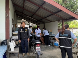 S__18358339.jpg - กองสาธารณสุขและสิ่งแวดล้อม เทศบาลตำบลสันป่าตอง นำโดยท่านรองนายศรีทอน  ปัญญา รองนายกเทศมนตรีตำบลสันป่าตอง พยาบาลวิชาชีพ นักกายภาพบำบัด  และร่วมกับอสม หมู่1 ตำบลยุหว่า ได้ลงเยี่ยมบ้านผู้ป่วยในชุมชนเพื่อติดตามอาการ แนะนำให้ความรู้ด้านสุขภาพและการปฏิบัติตัวในการรับประทานยาต่อเนื่อง การฝึกกายภาพบำบัด จัด | https://www.sanpatong.go.th