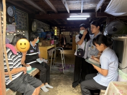 S__18358343.jpg - กองสาธารณสุขและสิ่งแวดล้อม เทศบาลตำบลสันป่าตอง นำโดยท่านรองนายศรีทอน  ปัญญา รองนายกเทศมนตรีตำบลสันป่าตอง พยาบาลวิชาชีพ นักกายภาพบำบัด  และร่วมกับอสม หมู่1 ตำบลยุหว่า ได้ลงเยี่ยมบ้านผู้ป่วยในชุมชนเพื่อติดตามอาการ แนะนำให้ความรู้ด้านสุขภาพและการปฏิบัติตัวในการรับประทานยาต่อเนื่อง การฝึกกายภาพบำบัด จัด | https://www.sanpatong.go.th