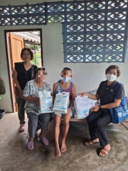 S__18563119.jpg - เทศบาลตำบลสันป่าตอง นำโดยนายศรีทอน ปัญญา รองนายกเทศมนตรี หัวหน้าฝ่ายสาธารณสุข พยาบาลวิชาชีพ นักกายภาพบำบัด ร่วมกับ  อสม. ในพื้นที่  เยี่ยมบ้านชุมชนบ้านกลาง และชุมชนบ้านช่างกระดาษ เพื่อประเมินอาการ ให้คำแนะนำในการดูแลสุขภาพ กายภาพบำบัด พร้อมมอบของอุปโภคบริโภคและแพมเพิสให้กับผู้ที่มีภาวะพึ่งพิง | https://www.sanpatong.go.th