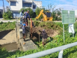 35967.jpg - กองช่าง เทศบาลตำบลสันป่าตอง ได้นำรถรถตักหน้าขุดหลัง ทำความสะอาดกำจัดผักตบชวาและวัชพืชในแหล่งน้ำสาธารณะภายในเขตเทศบาลตำบลสันป่าตอง ในวันที่ 17 พฤศจิกายน 2568 | https://www.sanpatong.go.th