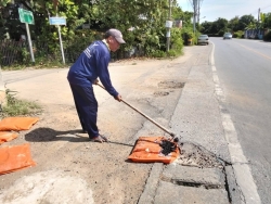 36469.jpg - งานสาธารณูปโภค กองช่าง ได้ดำเนินการซ่อมแซมไหล่ถนนชำรุด บริเวณหมู่บ้านช่างกระดาษ หมู่ที่ 1 ตำบลทุ่งต้อม | https://www.sanpatong.go.th