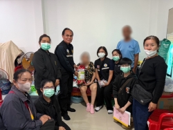 S__17121285.jpg - วันอังคารที่ 25 พฤศจิกายน กองสาธารณสุขและสิ่งแวดล้อม นำโดย นายศรีทอน ปัญญา รองนายกเทศมนตรี พยาบาลวิชาชีพ และนักกายภาพบำบัด ร่วมกับ อสม. ในพื้นที่ชุมชนบ้านหย่อน เพื่อประเมินอาการ และให้คำแนะนำด้านดูแลสุขภาพ พร้อมมอบของอุปโภคบริโภคให้กับผู้ที่มีภาวะพึ่งพิง | https://www.sanpatong.go.th