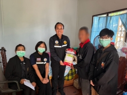 S__17121289.jpg - วันอังคารที่ 25 พฤศจิกายน กองสาธารณสุขและสิ่งแวดล้อม นำโดย นายศรีทอน ปัญญา รองนายกเทศมนตรี พยาบาลวิชาชีพ และนักกายภาพบำบัด ร่วมกับ อสม. ในพื้นที่ชุมชนบ้านหย่อน เพื่อประเมินอาการ และให้คำแนะนำด้านดูแลสุขภาพ พร้อมมอบของอุปโภคบริโภคให้กับผู้ที่มีภาวะพึ่งพิง | https://www.sanpatong.go.th