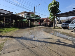 5938.jpg - งานป้องกันและบรรเทาสาธารณภัย  สำรวจจุดเสี่ยงที่อาจเกิดอุบัติเหตุ จึงได้ดำเนินการฉีดล้าง ทำความสะอาดถนนจุดที่มีกรวด ทราย เพื่อความปลอดภัยในการจราจร | https://www.sanpatong.go.th