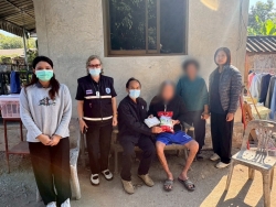 S__17539077.jpg - วัน อังคาร ที่ 2 ธันวาคม 2568 กองสาธารณสุขและสิ่งแวดล้อม นำโดย นายศรีทอน ปัญญา รองนายกเทศมนตรี พยาบาลวิชาชีพ และนักกายภาพบำบัด ร่วมกับ อสม. ในพื้นที่ชุมชนหลังตลาด ลงชุมชนเยี่ยมบ้านผู้ที่มีภาวะพึ่งพิง เพื่อประเมินร่างกาย ตรวจสุขภาพเบื้องต้น รวมถึงให้คำแนะนำด้านดูแลสุขภาพ พร้อมมอบของอุปโภคบริโภคให้กับ | https://www.sanpatong.go.th