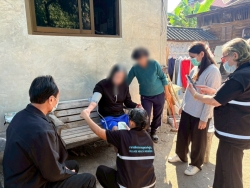 S__17539078.jpg - วัน อังคาร ที่ 2 ธันวาคม 2568 กองสาธารณสุขและสิ่งแวดล้อม นำโดย นายศรีทอน ปัญญา รองนายกเทศมนตรี พยาบาลวิชาชีพ และนักกายภาพบำบัด ร่วมกับ อสม. ในพื้นที่ชุมชนหลังตลาด ลงชุมชนเยี่ยมบ้านผู้ที่มีภาวะพึ่งพิง เพื่อประเมินร่างกาย ตรวจสุขภาพเบื้องต้น รวมถึงให้คำแนะนำด้านดูแลสุขภาพ พร้อมมอบของอุปโภคบริโภคให้กับ | https://www.sanpatong.go.th