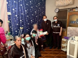 S__17539079.jpg - วัน อังคาร ที่ 2 ธันวาคม 2568 กองสาธารณสุขและสิ่งแวดล้อม นำโดย นายศรีทอน ปัญญา รองนายกเทศมนตรี พยาบาลวิชาชีพ และนักกายภาพบำบัด ร่วมกับ อสม. ในพื้นที่ชุมชนหลังตลาด ลงชุมชนเยี่ยมบ้านผู้ที่มีภาวะพึ่งพิง เพื่อประเมินร่างกาย ตรวจสุขภาพเบื้องต้น รวมถึงให้คำแนะนำด้านดูแลสุขภาพ พร้อมมอบของอุปโภคบริโภคให้กับ | https://www.sanpatong.go.th