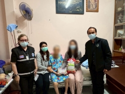 S__17539081.jpg - วัน อังคาร ที่ 2 ธันวาคม 2568 กองสาธารณสุขและสิ่งแวดล้อม นำโดย นายศรีทอน ปัญญา รองนายกเทศมนตรี พยาบาลวิชาชีพ และนักกายภาพบำบัด ร่วมกับ อสม. ในพื้นที่ชุมชนหลังตลาด ลงชุมชนเยี่ยมบ้านผู้ที่มีภาวะพึ่งพิง เพื่อประเมินร่างกาย ตรวจสุขภาพเบื้องต้น รวมถึงให้คำแนะนำด้านดูแลสุขภาพ พร้อมมอบของอุปโภคบริโภคให้กับ | https://www.sanpatong.go.th