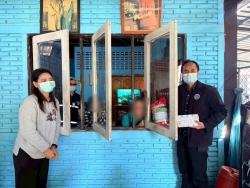 S__17539083.jpg - วัน อังคาร ที่ 2 ธันวาคม 2568 กองสาธารณสุขและสิ่งแวดล้อม นำโดย นายศรีทอน ปัญญา รองนายกเทศมนตรี พยาบาลวิชาชีพ และนักกายภาพบำบัด ร่วมกับ อสม. ในพื้นที่ชุมชนหลังตลาด ลงชุมชนเยี่ยมบ้านผู้ที่มีภาวะพึ่งพิง เพื่อประเมินร่างกาย ตรวจสุขภาพเบื้องต้น รวมถึงให้คำแนะนำด้านดูแลสุขภาพ พร้อมมอบของอุปโภคบริโภคให้กับ | https://www.sanpatong.go.th