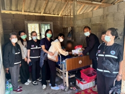 S__17539084.jpg - วัน อังคาร ที่ 2 ธันวาคม 2568 กองสาธารณสุขและสิ่งแวดล้อม นำโดย นายศรีทอน ปัญญา รองนายกเทศมนตรี พยาบาลวิชาชีพ และนักกายภาพบำบัด ร่วมกับ อสม. ในพื้นที่ชุมชนหลังตลาด ลงชุมชนเยี่ยมบ้านผู้ที่มีภาวะพึ่งพิง เพื่อประเมินร่างกาย ตรวจสุขภาพเบื้องต้น รวมถึงให้คำแนะนำด้านดูแลสุขภาพ พร้อมมอบของอุปโภคบริโภคให้กับ | https://www.sanpatong.go.th