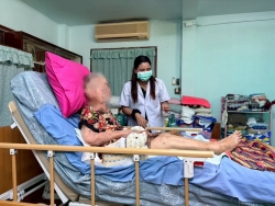 S__18915352.jpg - วันอังคาร ที่ 16 ธันวาคม 2568 กองสาธารณสุขและสิ่งแวดล้อม นำโดย นักกายภาพบำบัด ร่วมกับ อสม. ในพื้นที่ชุมชนบ้านพักป่าไม้ ลงชุมชนเยี่ยมบ้านผู้ที่มีภาวะพึ่งพิง จำนวนทั้งหมด 4 ราย เพื่อประเมินร่างกาย ตรวจสุขภาพเบื้องต้น รวมถึงให้คำแนะนำด้านดูแลสุขภาพ พร้อมมอบของอุปโภคบริโภคให้กับผู้ที่มีภาวะพึ่งพิง   | https://www.sanpatong.go.th