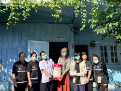 S__18915354.jpg - วันอังคาร ที่ 16 ธันวาคม 2568 กองสาธารณสุขและสิ่งแวดล้อม นำโดย นักกายภาพบำบัด ร่วมกับ อสม. ในพื้นที่ชุมชนบ้านพักป่าไม้ ลงชุมชนเยี่ยมบ้านผู้ที่มีภาวะพึ่งพิง จำนวนทั้งหมด 4 ราย เพื่อประเมินร่างกาย ตรวจสุขภาพเบื้องต้น รวมถึงให้คำแนะนำด้านดูแลสุขภาพ พร้อมมอบของอุปโภคบริโภคให้กับผู้ที่มีภาวะพึ่งพิง   | https://www.sanpatong.go.th