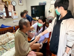 S__18915355.jpg - วันอังคาร ที่ 16 ธันวาคม 2568 กองสาธารณสุขและสิ่งแวดล้อม นำโดย นักกายภาพบำบัด ร่วมกับ อสม. ในพื้นที่ชุมชนบ้านพักป่าไม้ ลงชุมชนเยี่ยมบ้านผู้ที่มีภาวะพึ่งพิง จำนวนทั้งหมด 4 ราย เพื่อประเมินร่างกาย ตรวจสุขภาพเบื้องต้น รวมถึงให้คำแนะนำด้านดูแลสุขภาพ พร้อมมอบของอุปโภคบริโภคให้กับผู้ที่มีภาวะพึ่งพิง   | https://www.sanpatong.go.th