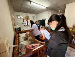 S__18915356.jpg - วันอังคาร ที่ 16 ธันวาคม 2568 กองสาธารณสุขและสิ่งแวดล้อม นำโดย นักกายภาพบำบัด ร่วมกับ อสม. ในพื้นที่ชุมชนบ้านพักป่าไม้ ลงชุมชนเยี่ยมบ้านผู้ที่มีภาวะพึ่งพิง จำนวนทั้งหมด 4 ราย เพื่อประเมินร่างกาย ตรวจสุขภาพเบื้องต้น รวมถึงให้คำแนะนำด้านดูแลสุขภาพ พร้อมมอบของอุปโภคบริโภคให้กับผู้ที่มีภาวะพึ่งพิง   | https://www.sanpatong.go.th