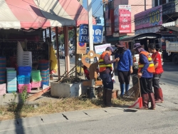 1.jpg - คณะผู้บริหารฯ พร้อมกับเจ้าหน้าที่ กองช่าง และงานป้องกันและบรรเทา เทศบาลตำบลสันป่าตอง ดำเนินการลงพื้นที่เพื่อทำความสะอาดถนน  บริเวณทางเสี่ยงอันตราย ภายในเขตเทศบาลตำบลสันป่าตอง | https://www.sanpatong.go.th