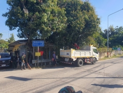 11.jpg - คณะผู้บริหารฯ พร้อมกับเจ้าหน้าที่ กองช่าง และงานป้องกันและบรรเทา เทศบาลตำบลสันป่าตอง ดำเนินการลงพื้นที่เพื่อทำความสะอาดถนน  บริเวณทางเสี่ยงอันตราย ภายในเขตเทศบาลตำบลสันป่าตอง | https://www.sanpatong.go.th