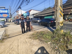 18.jpg - คณะผู้บริหารฯ พร้อมกับเจ้าหน้าที่ กองช่าง และงานป้องกันและบรรเทา เทศบาลตำบลสันป่าตอง ดำเนินการลงพื้นที่เพื่อทำความสะอาดถนน  บริเวณทางเสี่ยงอันตราย ภายในเขตเทศบาลตำบลสันป่าตอง | https://www.sanpatong.go.th