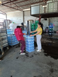 S__67141661_0.jpg - ฝ่ายแผนงานและงบประมาณได้รับความอนุเคราะห์กายอุปกรณ์และน้ำดื่มมรกต | https://www.sanpatong.go.th