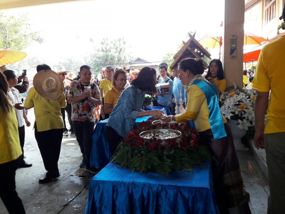 ผู้บริหารและพนักงานเทศบาลตำบลสันป่าตอง ร่วมพิธี สระเกล้าดำหัว นายอำเภอสันป่าตอง ภาพที่ 31 | https://www.sanpatong.go.th