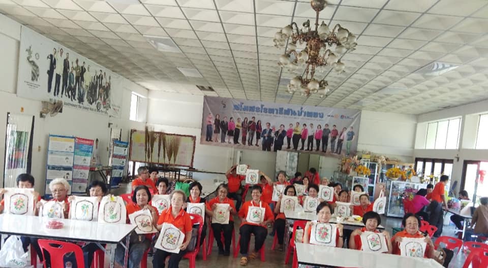 กิจกรรมการทำกระเป๋าผ้าลดการใช้ถุงพลาสติกลดโลกร้อน โรงเรียนผู้สูงอายุ ภาพที่ 3 | https://www.sanpatong.go.th