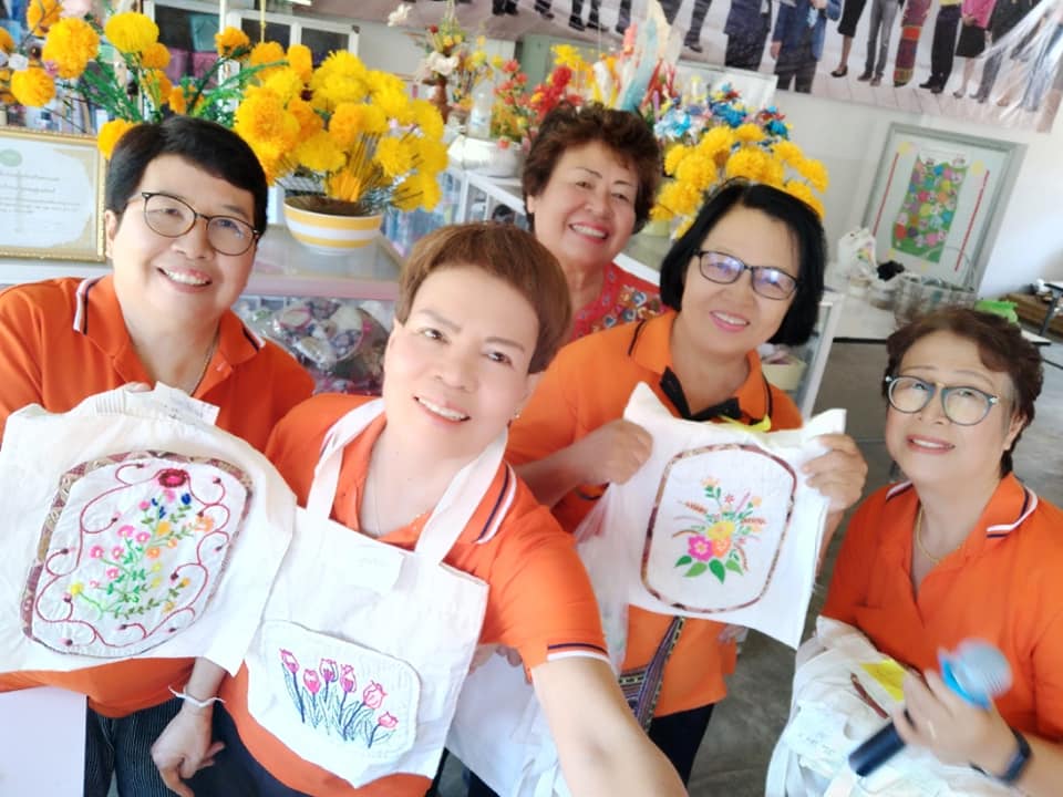 กิจกรรมการทำกระเป๋าผ้าลดการใช้ถุงพลาสติกลดโลกร้อน โรงเรียนผู้สูงอายุ ภาพที่ 5 | https://www.sanpatong.go.th