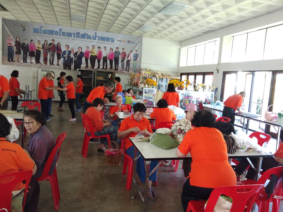กิจกรรมการทำกระเป๋าผ้าลดการใช้ถุงพลาสติกลดโลกร้อน โรงเรียนผู้สูงอายุ ภาพที่ 6 | https://www.sanpatong.go.th