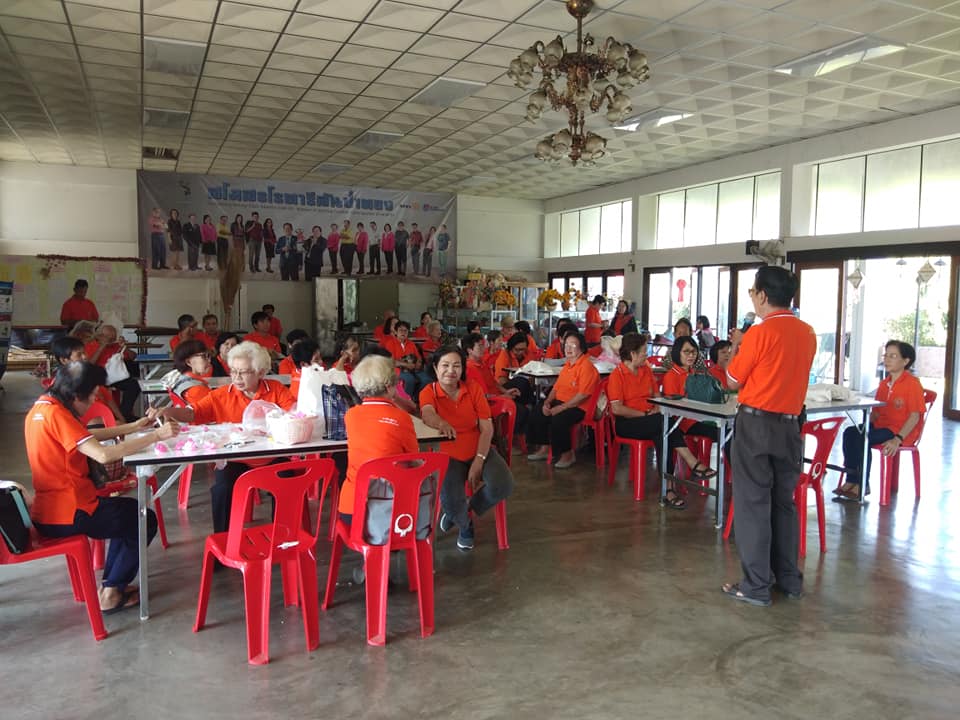 กิจกรรมการทำกระเป๋าผ้าลดการใช้ถุงพลาสติกลดโลกร้อน โรงเรียนผู้สูงอายุ ภาพที่ 7 | https://www.sanpatong.go.th