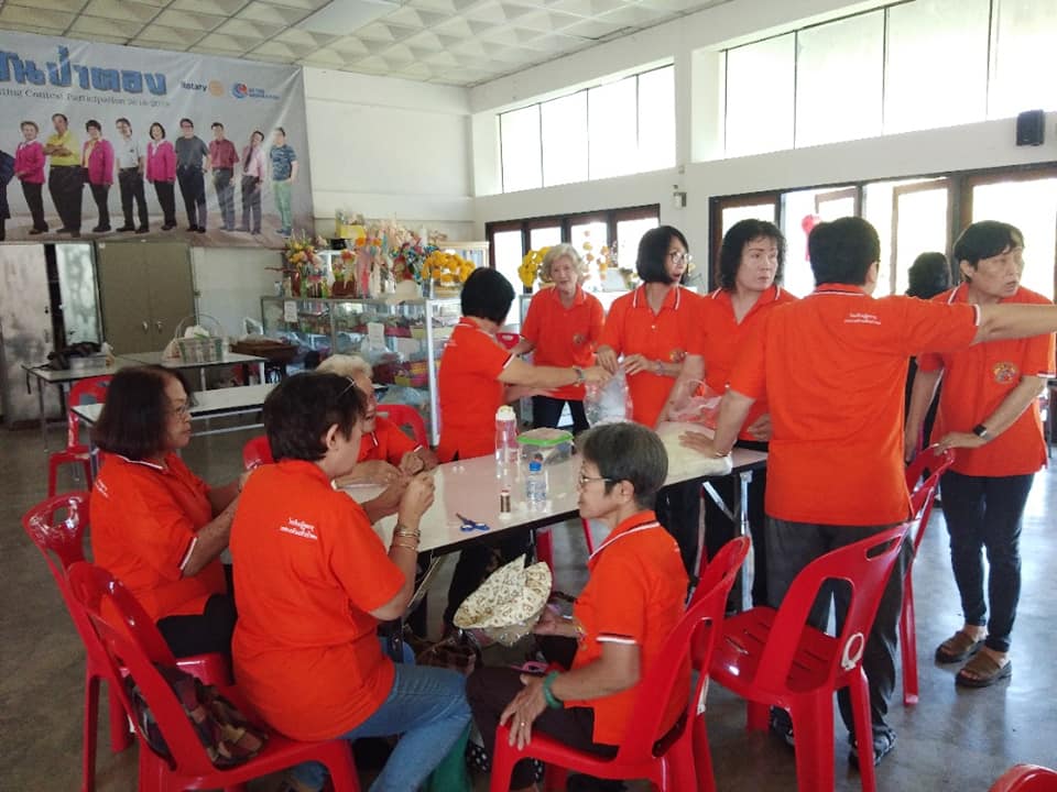 กิจกรรมการทำกระเป๋าผ้าลดการใช้ถุงพลาสติกลดโลกร้อน โรงเรียนผู้สูงอายุ ภาพที่ 8 | https://www.sanpatong.go.th