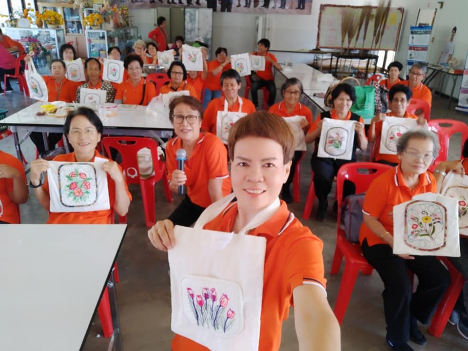 กิจกรรมการทำกระเป๋าผ้าลดการใช้ถุงพลาสติกลดโลกร้อน โรงเรียนผู้สูงอายุ ภาพที่ 9 | https://www.sanpatong.go.th