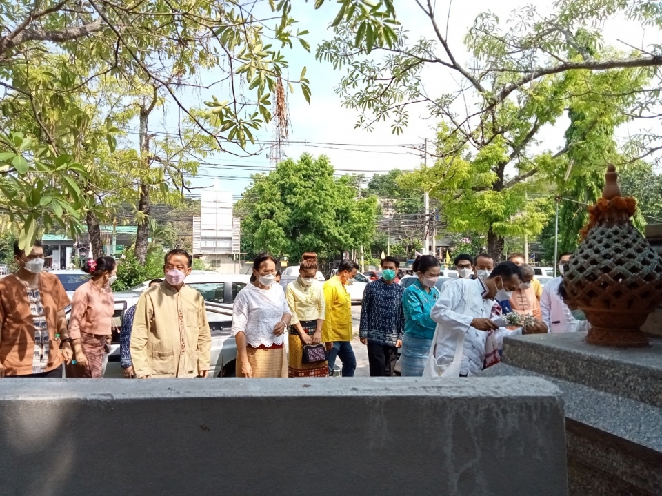 ร่วมพิธีรดน้ำดำหัวนายอำเภอสันป่าตอง สืบสานประเพณีสงกรานต์ 2565 ภาพที่ 9 | https://www.sanpatong.go.th