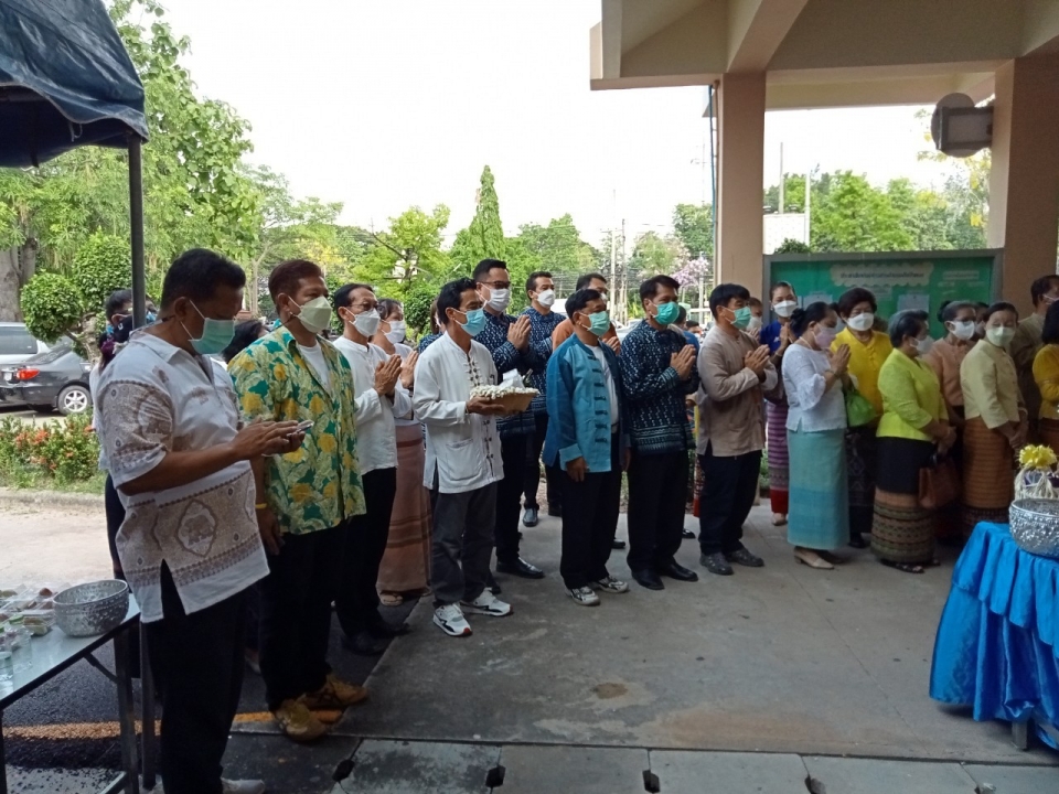 ร่วมพิธีรดน้ำดำหัวนายอำเภอสันป่าตอง สืบสานประเพณีสงกรานต์ 2565 ภาพที่ 10 | https://www.sanpatong.go.th