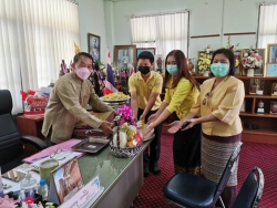 พิธีรดน้ำดำหัวของเทศบาลตำบลสันป่าตอง  เนื่องในโอกาสวันสงกรานต์ ประจำปี 2565 ภาพที่ 11 | https://www.sanpatong.go.th