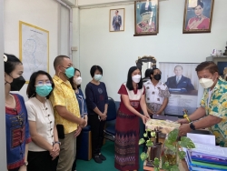 พิธีรดน้ำดำหัวของเทศบาลตำบลสันป่าตอง  เนื่องในโอกาสวันสงกรานต์ ประจำปี 2565 ภาพที่ 3 | https://www.sanpatong.go.th