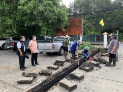 ขุดลอกและทำความสะอาดรางระบายน้ำบริเวณที่ว่าการอำเภอสันป่าตอง ภาพที่ 2 | https://www.sanpatong.go.th
