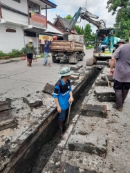 ขุดลอกและทำความสะอาดรางระบายน้ำบริเวณที่ว่าการอำเภอสันป่าตอง ภาพที่ 6 | https://www.sanpatong.go.th