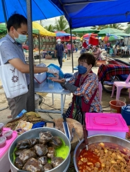 กองสาธารณสุขและสิ่งแวดล้อม ลงพื้นที่เพื่อตรวจหาสารปนเปื้อนในอาหาร ตามโครงการเฝ้าระวังความปลอดภัยด้านอาหาร  ภาพที่ 2 | https://www.sanpatong.go.th
