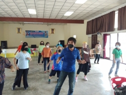โรงเรียนผู้สูงอายุเทศบาลตำบลสันป่าตองได้ทำกิจกรรมการถักกระเป๋าโคเชต์เชือกฟอก ภาพที่ 3 | https://www.sanpatong.go.th