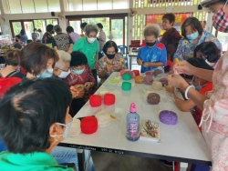 โรงเรียนผู้สูงอายุเทศบาลตำบลสันป่าตองได้ทำกิจกรรมการถักกระเป๋าโคเชต์เชือกฟอก ภาพที่ 4 | https://www.sanpatong.go.th