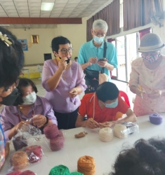 โรงเรียนผู้สูงอายุเทศบาลตำบลสันป่าตองได้ทำกิจกรรมการถักกระเป๋าโคเชต์เชือกฟอก ภาพที่ 5 | https://www.sanpatong.go.th