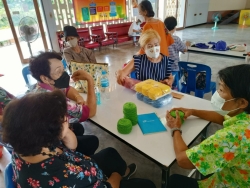 โรงเรียนผู้สูงอายุเทศบาลตำบลสันป่าตองได้ทำกิจกรรมการถักกระเป๋าโคเชต์เชือกฟอก ภาพที่ 6 | https://www.sanpatong.go.th