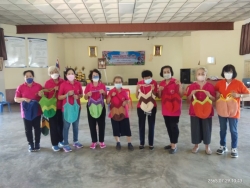 โรงเรียนผู้สูงอายุเทศบาลตำบลสันป่าตองได้ทำกิจกรรมการถักกระเป๋าโคเชต์เชือกฟอก ภาพที่ 11 | https://www.sanpatong.go.th