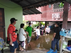เทศบาลตำบลสันป่าตอง ดำเนินการให้ความช่วยเหลือประชาชนที่ได้รับผลกระทบจากสถานการณ์ฝนตกอย่างต่อเนื่อง ภาพที่ 11 | https://www.sanpatong.go.th