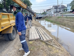 S__9551888.jpg - เทศบาลตำบลสันป่าตอง  ดำเนินการจัดเตรียมพื้นที่และสร้างท่าน้ำลอยกระทงบริเวณริมถนนคลองชลประทาน ด้านข้างธนาคารเพื่อการเกษตรและสหกรณ์การเกษตร (สาขาสันป่าตอง)  | https://www.sanpatong.go.th