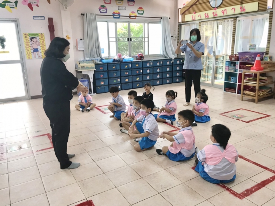 โรงพบาลสันป่าตองเข้ามาให้ความรู้ สอนสุขศึกษา เรื่องโรคไข้หวัดใหญ่ ให้กับเด็กๆ  ภาพที่ 2 | https://www.sanpatong.go.th