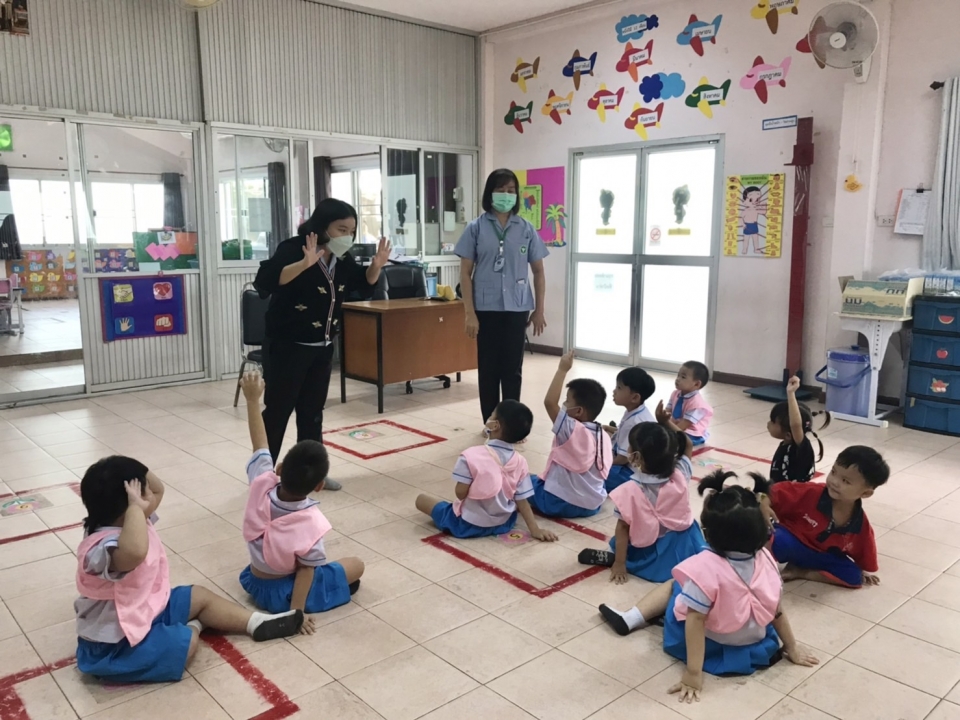 โรงพบาลสันป่าตองเข้ามาให้ความรู้ สอนสุขศึกษา เรื่องโรคไข้หวัดใหญ่ ให้กับเด็กๆ  ภาพที่ 3 | https://www.sanpatong.go.th