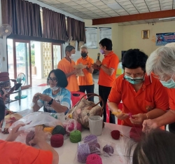 โรงเรียนผู้สูงอายุเทศบาลตำบลสันป่าตอง จัดกิจกรรมการถักหมวกโครเชต์เชือกฟอก ภาพที่ 13 | https://www.sanpatong.go.th